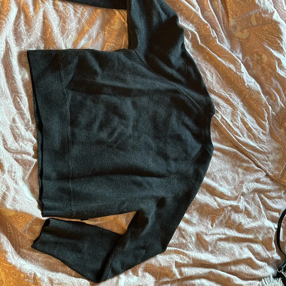 Jättefin swertshirt från superdry studios som inte används längre. Ganska tjock i materialet och hållbart💕. Tröjor & Koftor.