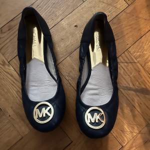 Nästan nya ballerina skor från MK (Michael Kors). Använt Max 3 gånger men insett att de är för små. Inget slitage på sulor eller utsidan av skorna och innersulan är hel och ren. Rengjorda och sprayade med skodeo. Storlek: 38 Färg: Marinblå Nypris: 899 kr 