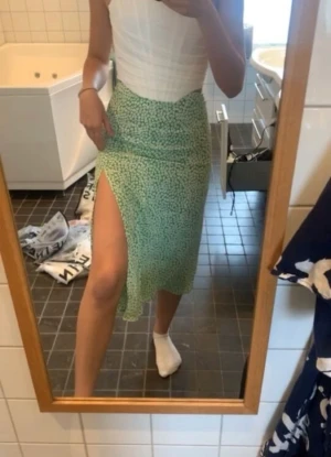 Grön långkjol - En grön blommig långkjol från Shein, storlek M men passar även S. Endast testad🩷