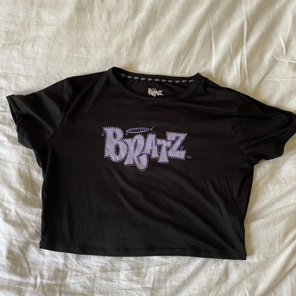 (Säljer även Bratz shorts) Superunik och cool t-shirt med BRATZ-tryck med diamanter. Endast använd en gång när jag var Bratz på halloween, så nästan helt ny! Köpt som ny i höstas🌟 Är en L  men passar som oversized S och M också! . T-shirts.