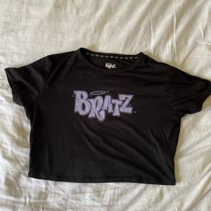 (Säljer även Bratz shorts) Superunik och cool t-shirt med BRATZ-tryck med diamanter. Endast använd en gång när jag var Bratz på halloween, så nästan helt ny! Köpt som ny i höstas🌟 Är en L  men passar som oversized S och M också! 