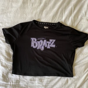 svart BRATZ t-Shirt  - (Säljer även Bratz shorts) Superunik och cool t-shirt med BRATZ-tryck med diamanter. Endast använd en gång när jag var Bratz på halloween, så nästan helt ny! Köpt som ny i höstas🌟 Är en L  men passar som oversized S och M också! 