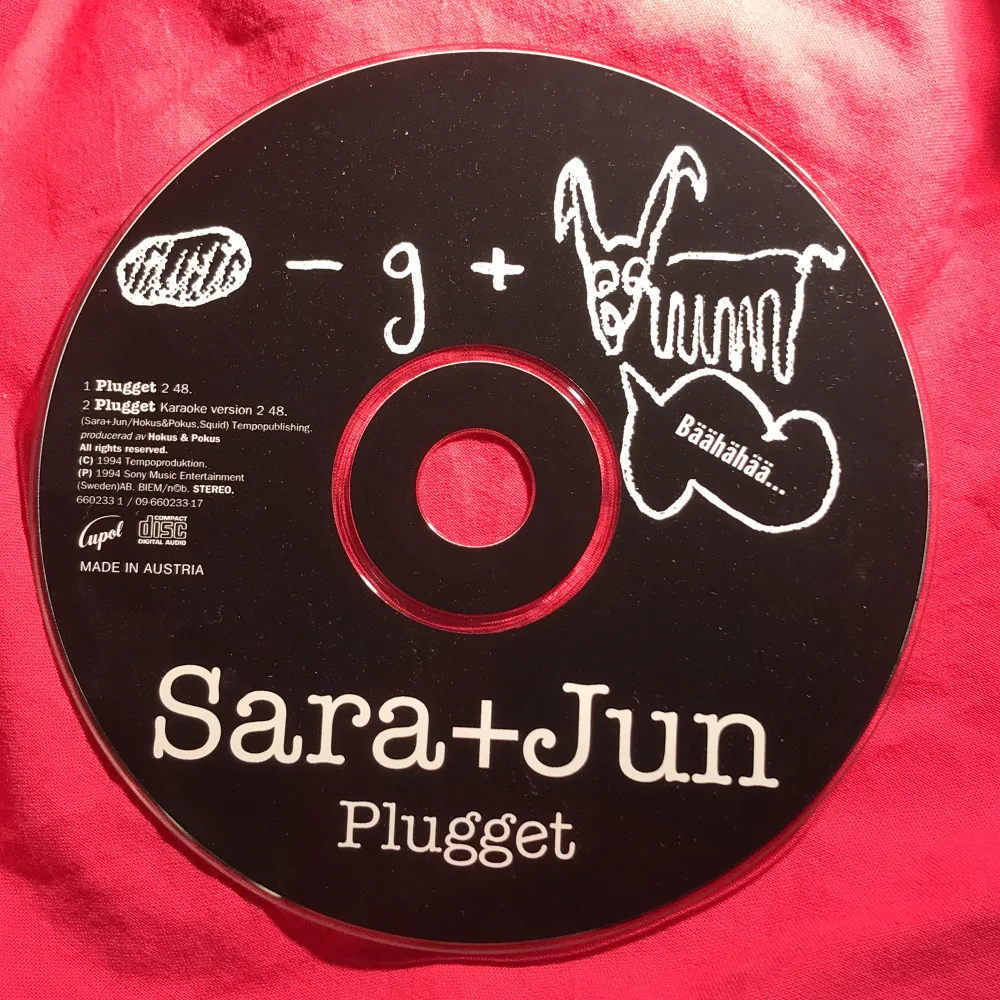 En CD single med låten plugget av Sara+Jun. Köpt på loppis/second hand. Låten handlar om att gå på mellanstadiet, rolig. Säljer för inte min musik stil men skivan funkar so det ska. 💿🤍. Övrigt.