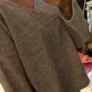 Grå stickad tröja - ribbad och tunn, helt ny