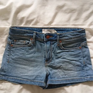 Blå Jeansshorts - Mjuka Blå jeansshorts i storlek 34. Midjemått 36cm, innerbenslängd 5cm 