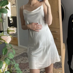 Slip dress / Klänning från Oysho - Säljer denna söta slip dress från Oysho i vit med vita spetsdetaljer. Använd kanske 1-2 gånger. Funkar både hemma och till stranden etc :)