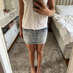 Jeanskjol! - Älskar denna kjol😍😍 Så najs slitningar och så himla fin färg💙😇Storlek S!