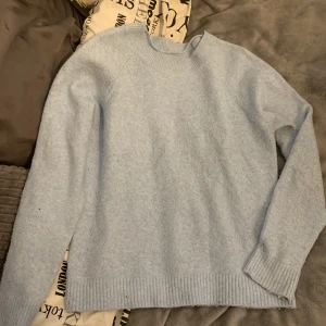 Långärmad blå - Söt stickad tröja. Lite nopprig (därav priset).