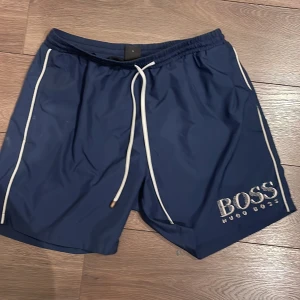Hugo boss badbyxor -  Hugoboss badbyxor  Storlek S Finns i Göteborg  Möts upp eller fraktas med egen bekostnad  Priset inte hugget i sten 