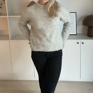 Stickad tröja - Säljer denna super snygga gråa stickade tröja  Kan stänga budgivningen när som helst!