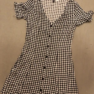 Rutig klänning  - Aldrig använd  Storlek 40 men passar som 36/s