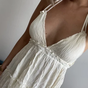 Söt klänning - En gräddvit klänning med superfin rygg