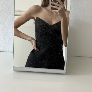 Klänning - Jättefin offshoulder klänning🖤