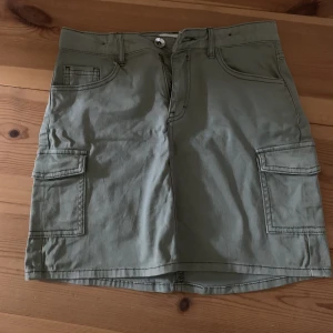 Kjol - Stretchig militärgrön kjol med fin passform. Storlek 158 men passar mig fint som har xs.