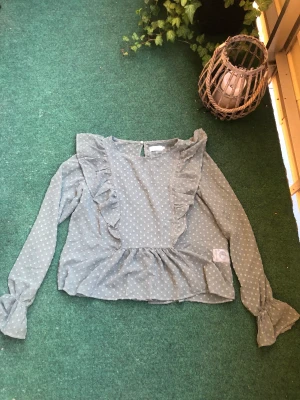 Snygg blus - Helt Ny!!! Snygg blus. Fin grön färg.