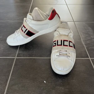 Gucci skor - Säljer mina unika och sjukt snygga gucci ace skor. Avgör skicket själv. Storlek 41,5 men passar även 42. Grymt sköna skor som fortfarande har väldigt mycket liv kvar. Nypris ligger på runt 6-7k, jag säljer dessa för 1500 sek.
