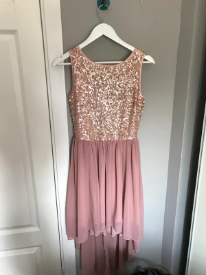En jättefin paljettklänning  - Köpte den från Bohoo för några år sen, när jag slutade nian. Använd en gång och är i bra kvalité. Är i storlek 36. 