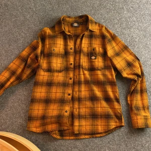 Dickies orange-svart tröja  - Fin Dickies plagg i nyskick i storleken medium.