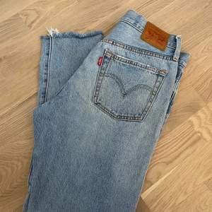 Säljer mina jeans Levis 501 i storlek W28 L30 Fint skick 💙 Nypris: 1249kr