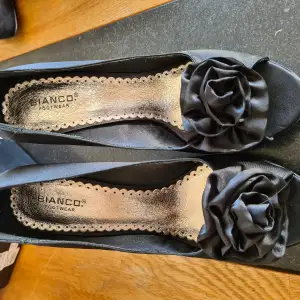 Svarta skor från Bianco, storlek 39/40 Aldrig använda. Nypris 550. Säljes för 350. Kartong finns kvar