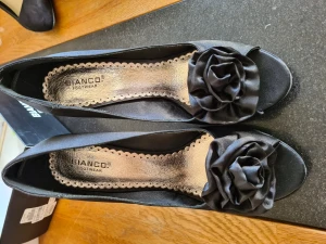 Högklackade skor - Svarta skor från Bianco, storlek 39/40 Aldrig använda. Nypris 550. Säljes för 350. Kartong finns kvar