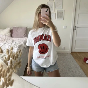 Ganni t-shirt - Säljer min ganni t-shirt. Bra skick inga defekter. Lånad bild🌸🌸 Skriv privat för frågor