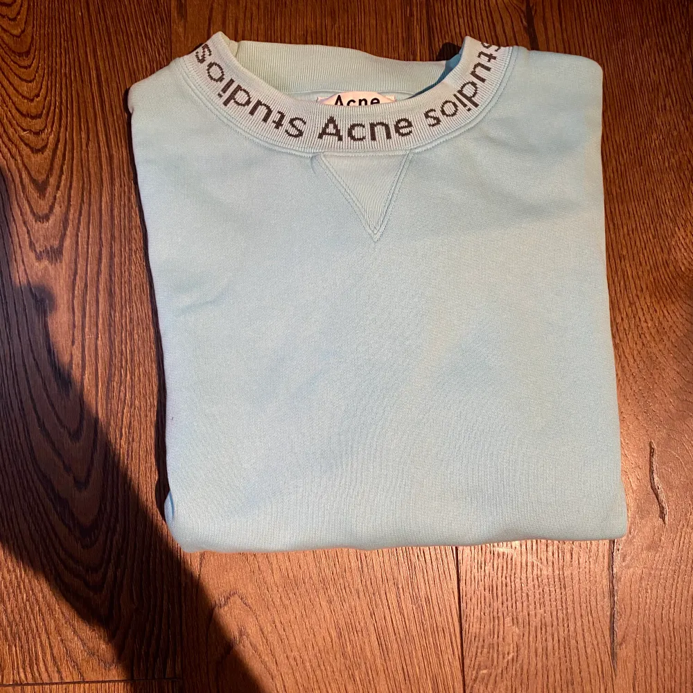 Hej, säljer en väldigt snygg turkos Sweater från Acne Studios. Den är i bra skick. Påse medkommer. Storlek Medium, passar även L. Priset är inte hugget i sten. Hör av dig vid frågor.. Tröjor & Koftor.