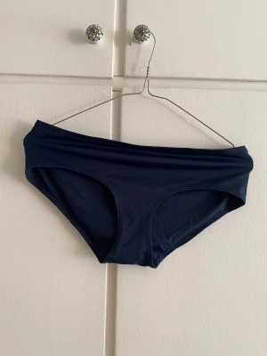 Bikiniunderdel nyskick, storlek 40 - Heltäckande bikiniunderdel i storlek 40 från Lindex Provade men aldrig använda, säljer pga fel storlek 