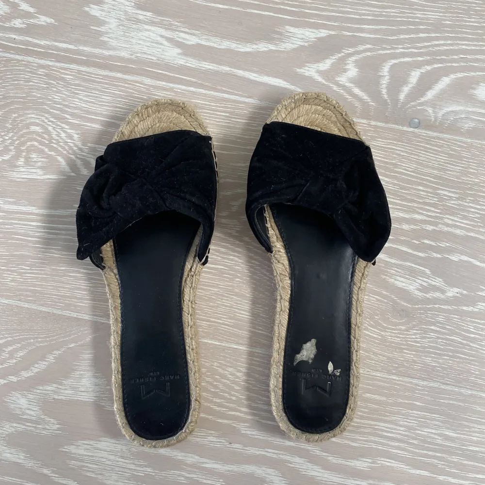 Säljer dessa fina sandaler som är perfekt nu till sommaren🌸🌸 De är sparsamt använda och säljs i befintligt skick☺️ Ända ”skadan” visas på bild 3, men det syns ej när man har på dem.. Skor.
