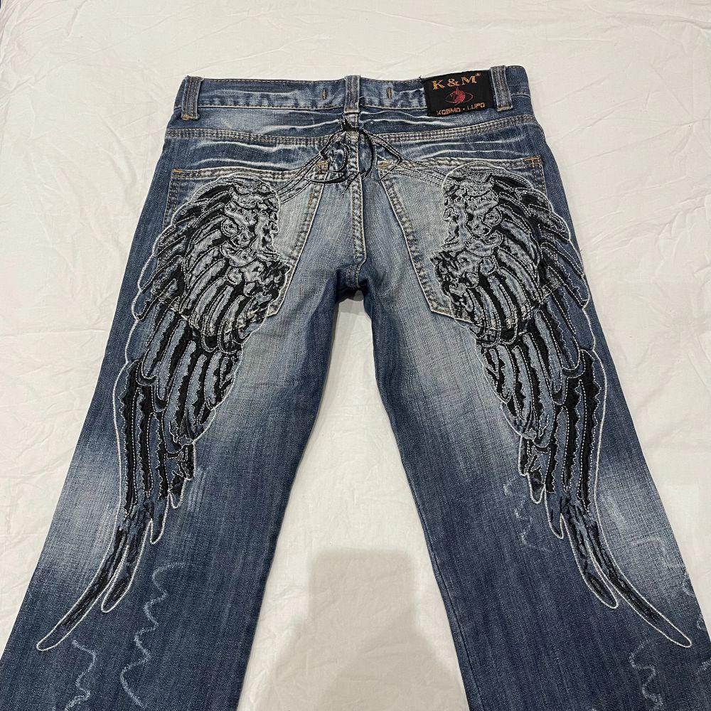 Balla jeans med vingar på baken o cool wash💓midja ca 84 cm o innerben ca 83 cm ja e 170 för referens! Unisex fit. Jeans & Byxor.