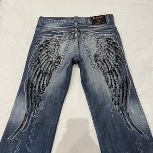 Balla jeans med vingar på baken o cool wash💓midja ca 84 cm o innerben ca 83 cm ja e 170 för referens! Unisex fit