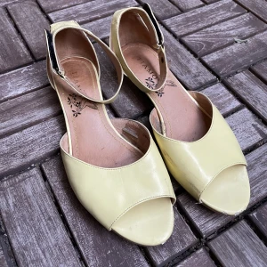 Sandaler - 💛Lågklackade skor har använts mycket men är söta till klänning och känns lite mera uppklätt. Lagom i storlek.💛