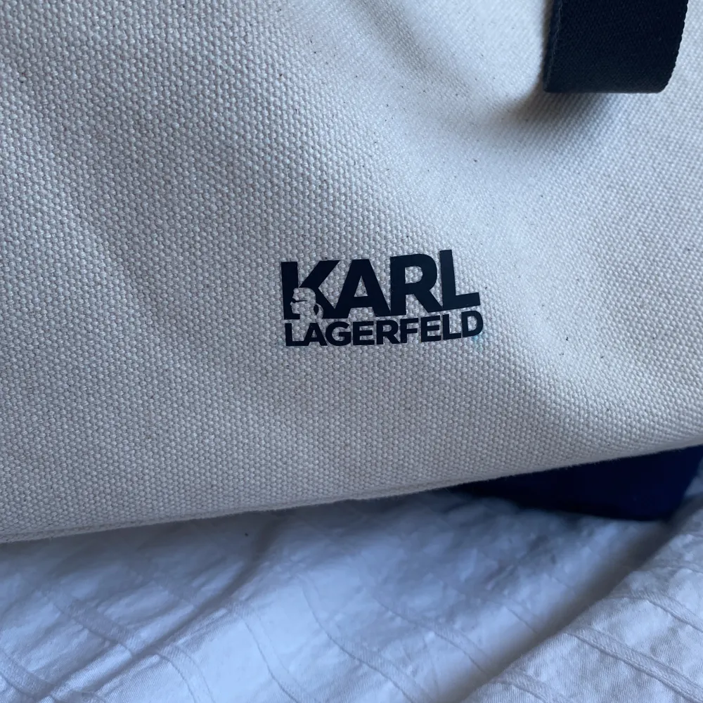 Säljer denna ursnygga shoppingbagen från Karl Lagerfeld, den har endast ett stort fack och rymmer mycket men den är inte för stor! Köpte för 1100 men har aldrig använt den så taggarna är kvar! Säljer då jag köpt en annan väska! 🥰🥰. Väskor.