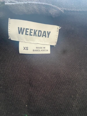 En svart Overshirt - Säljer denna svarta Overshirt från weekday i xs men passar även S och xs, den är helt oanvänd och är nya, ny pris 700 cirka. Mitt pris 300 snabba affär. Passar till sommaren men också vintern.