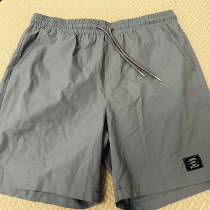Säljer ett var blå shorts  - Säljer ett var blå shorts köpte dom för 150kr men säljer för 70kr men priset kan diskuteras. Dom är jätte sköna och luftiga.