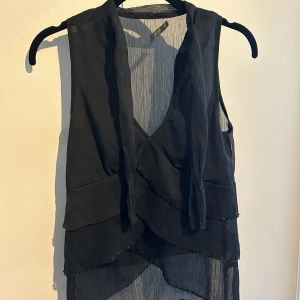Volangtopp - Svart topp med paljett detaljer🖤 storlek XS