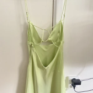 ZARA KLÄNNING - Ny oanvänd klänning från zara,öppen i hela ryggen skit snygg färg men tyvärr är klänningen för liten för mig