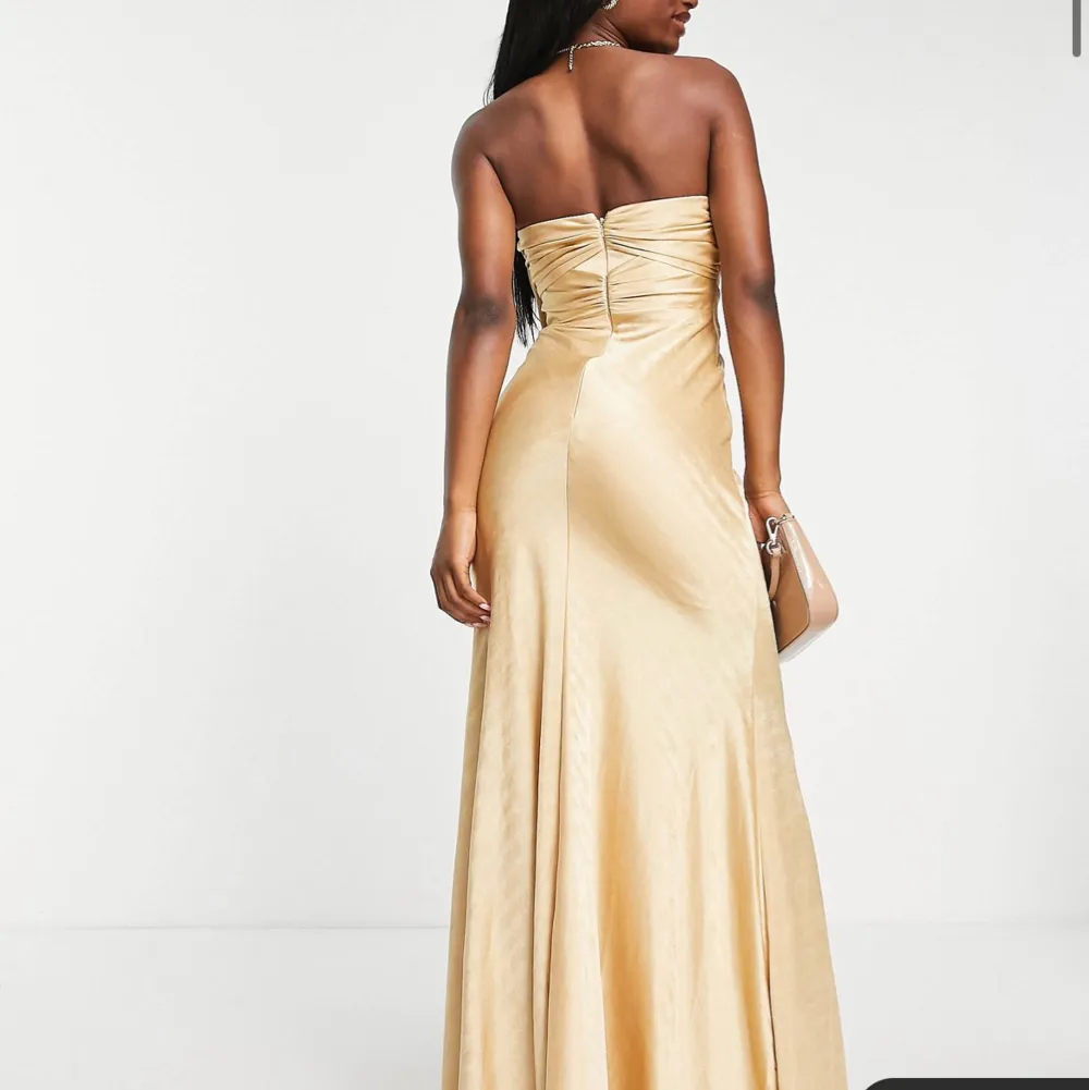 Säljer denna balklänning då det blev fel storlek:((((( så fin guld färg . Klänningar.