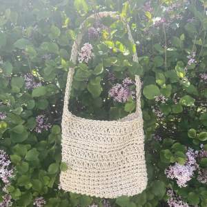 Supersöt virkad handväska av  makramétråd, perfekt till sommaren! 🔅 👜   - Frakt 45 kr