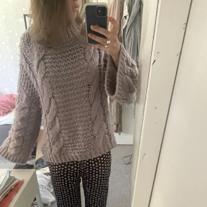 Lila tröja - Stickad lila tröja från NAKD💖 Är ganska nopprig men annars väldigt fint skick!:)