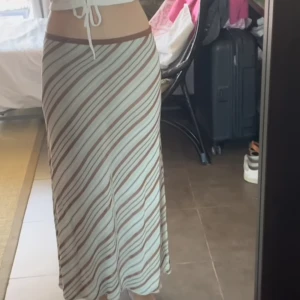 Zara kjol - Väldigt snygg kjol från zara! Är lite nopprig men annars bra skick💖💖