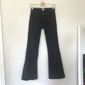Lågmidjade bootcut jeans från Lee - Svarta stretchiga jeans från Lee med låg midja i bootcut-stil. Fett sköna och bra men använt skick!!  Midjemått ca 74 cm, innerbensmått 79, passat mig som är 169.  Strl ca small/ 36-38 Står w28l31 i! Nytvättade, inga djur fraktar, inga returer