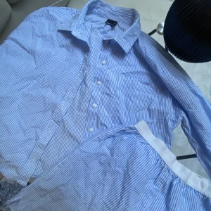 Randig pyjamas - Säljer denna randiga fina pyjamasen från Gina! Så fin o skön, perfekt till sommaren💗 använd ca 4 ggr max