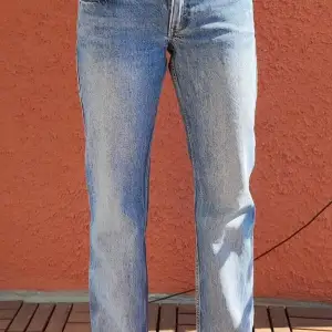 Weekday jeans i modellen low arrow i färgen dark worn blue som tyvär har blivit för små. Dem är så snygga i färg och modell. Köpta här på plick. Dem är i bra skick förutom att de är lite slitna nere vid hälen⭐😁❤️