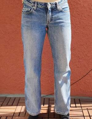 Weekday jeans i modellen low arrow i färgen dark worn blue som tyvär har blivit för små. Dem är så snygga i färg och modell. Köpta här på plick. Dem är i bra skick förutom att de är lite slitna nere vid hälen⭐😁❤️