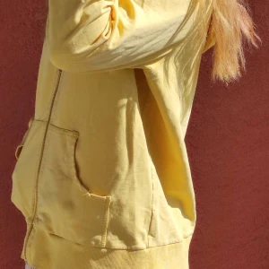 Gul huvtröja  - Skön hoddie med dragkedja som är perfekt i sommar då den är i tunnare material☀️ den är så skön och sött men använd varsamt så även i bra skick😁⭐