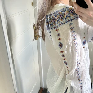 Vit blus - Somrig vit blus med broderade detaljer! 💗💗💗