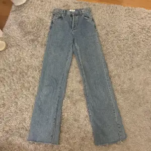 Ett par raka/vida jeans ifrån mango i storlek 32. Knappt använda❤️