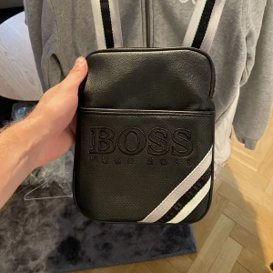 Hugo Boss axelväska  - Fint skick inga konstigheter 