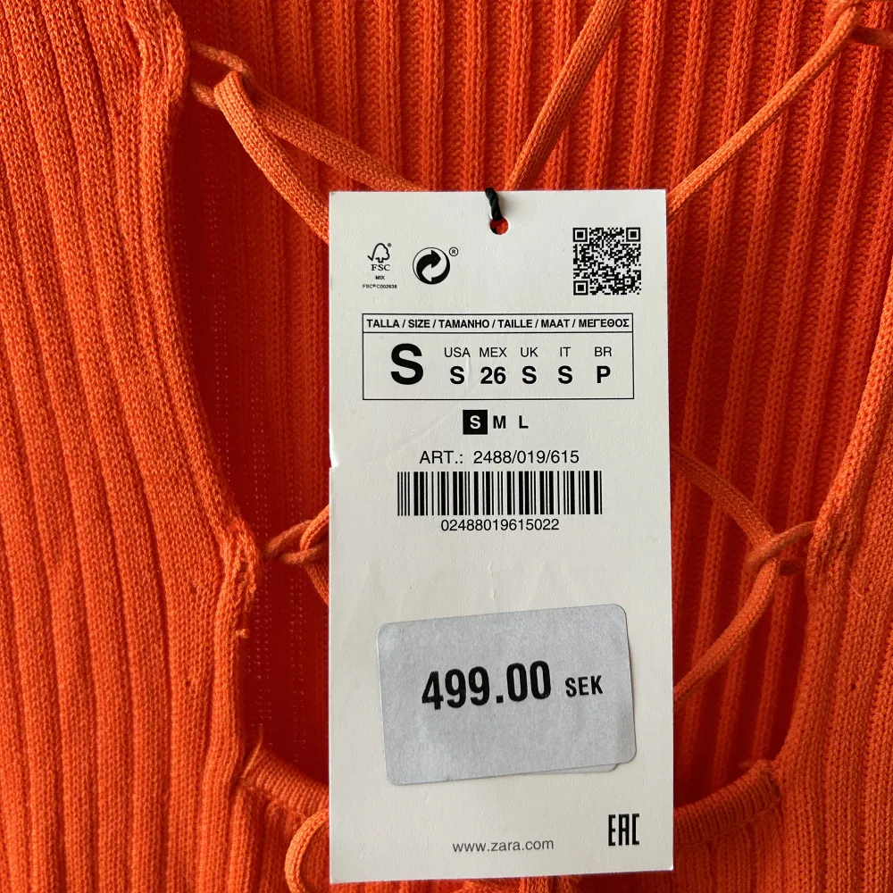 ribbstickad klänning med öppen rygg från Zara. Helt oanvänd. Stark orange färg. Väldigt stretchig så den passar S-M. Klänningar.